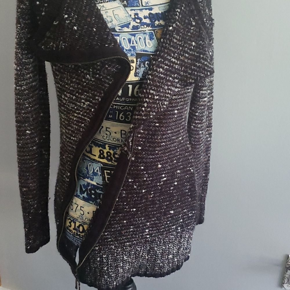 BCBGMaxazria Sweater!🖤🤎🤍   - Picture 7 of 9